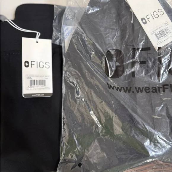 Figs Black NWT Petite Jogger Scrub Set - Picture 2 of 2